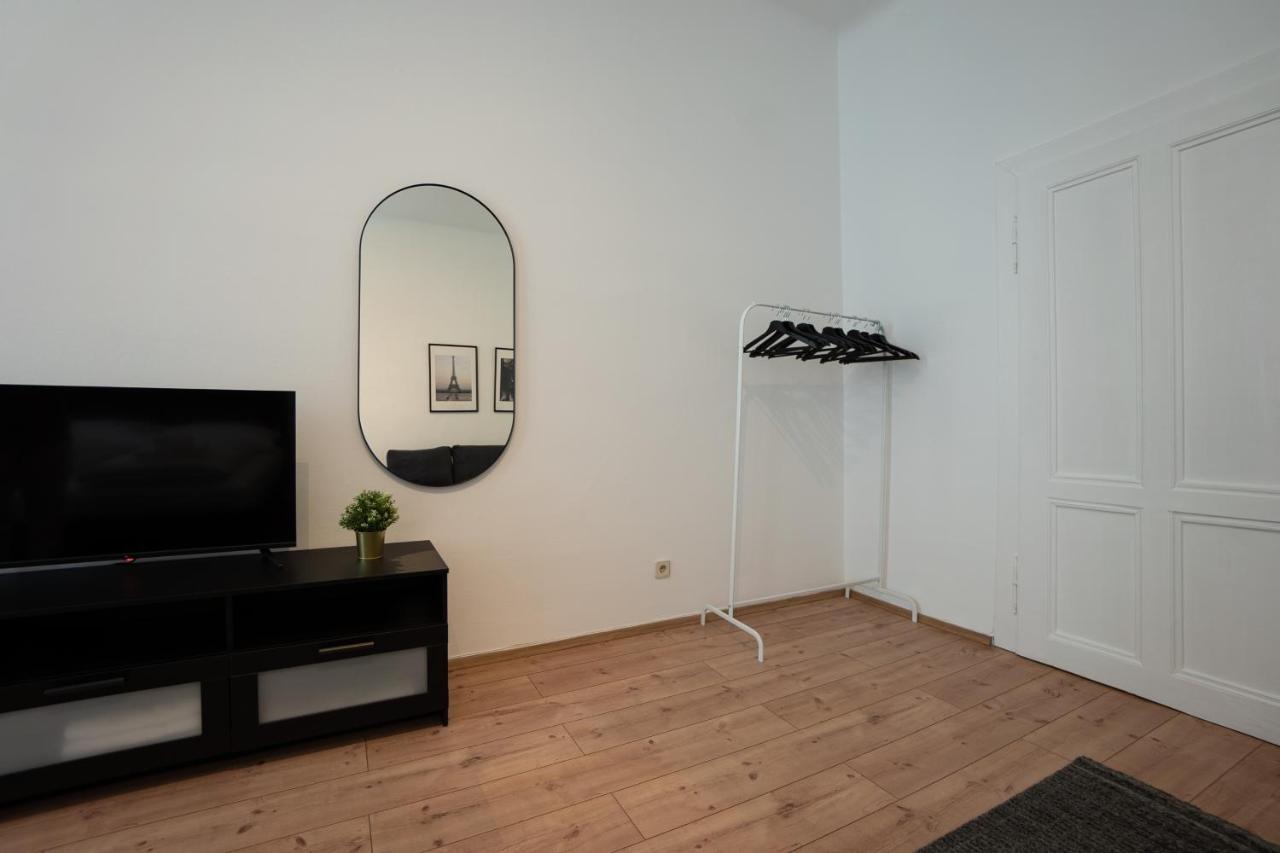 Lovely 1-Bedroom Apartment Next To Praterstern Вена Экстерьер фото