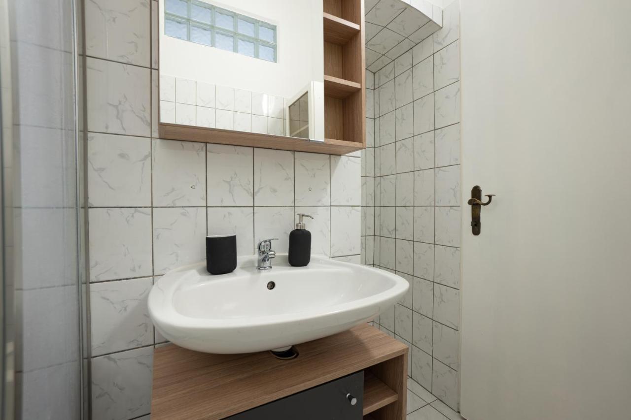 Lovely 1-Bedroom Apartment Next To Praterstern Вена Экстерьер фото