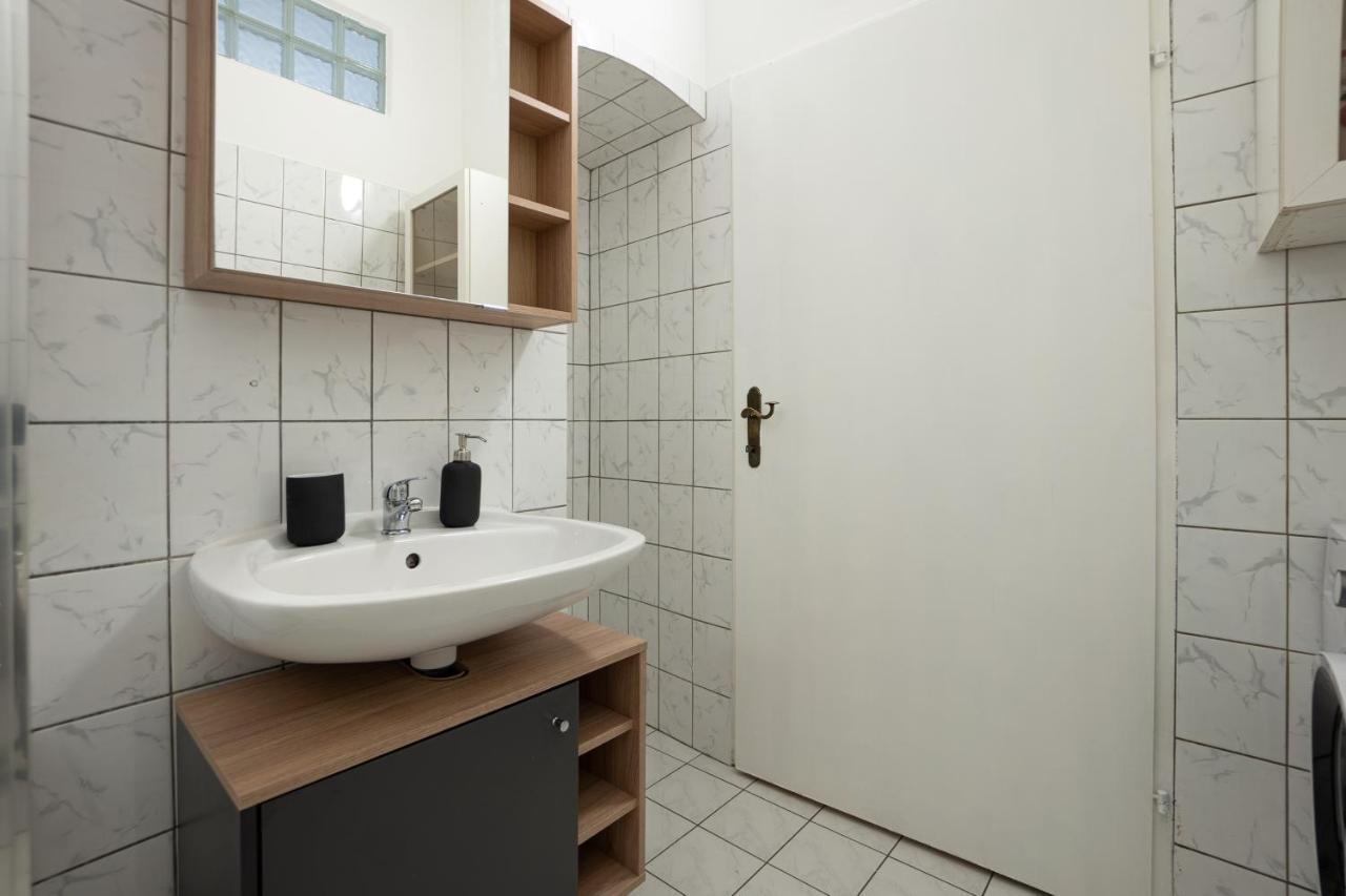 Lovely 1-Bedroom Apartment Next To Praterstern Вена Экстерьер фото